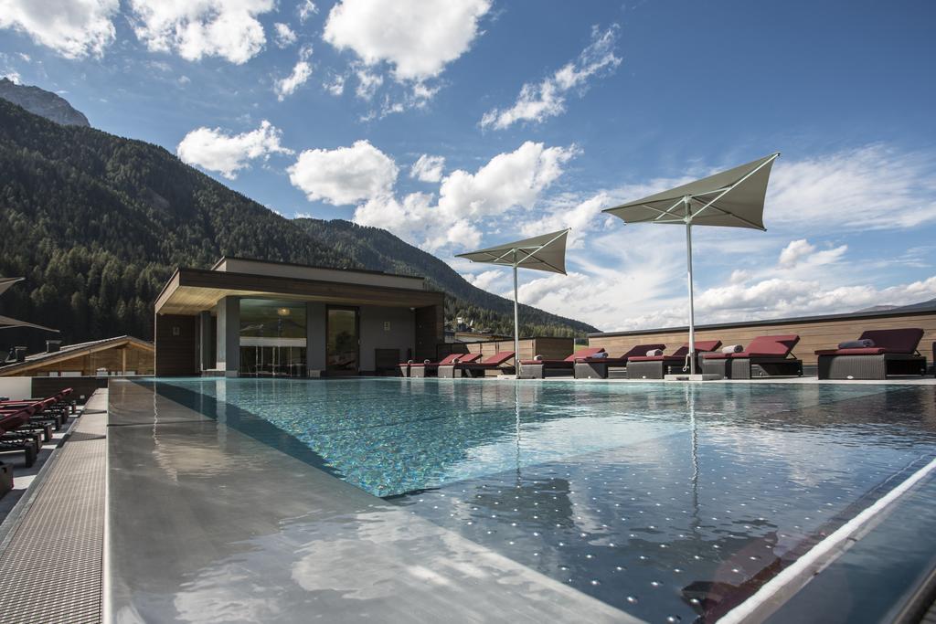 Hotel Monika Sexten Exteriör bild Aqua Dome