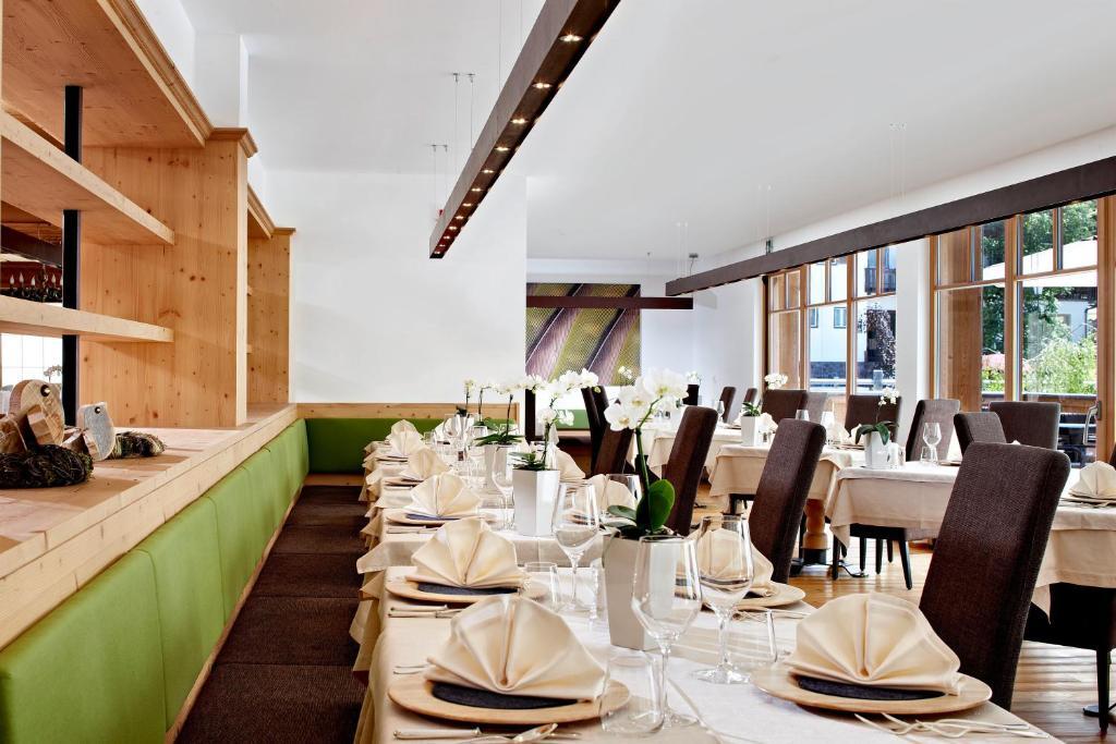 Hotel Monika Sexten Exteriör bild Restaurant
