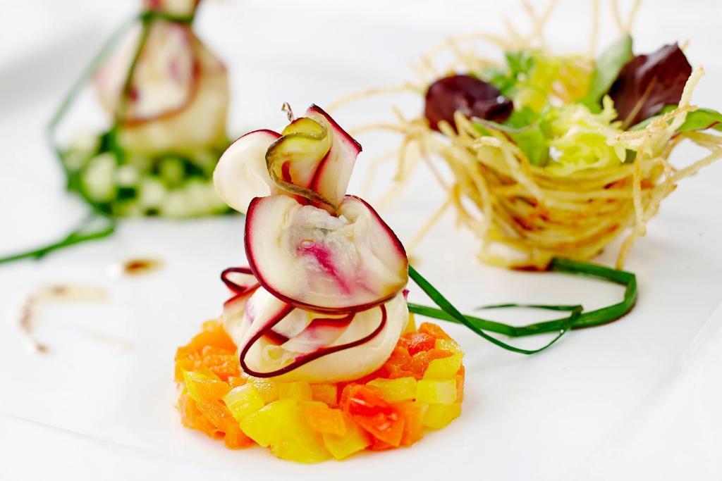Hotel Monika Sexten Exteriör bild A garnished salad