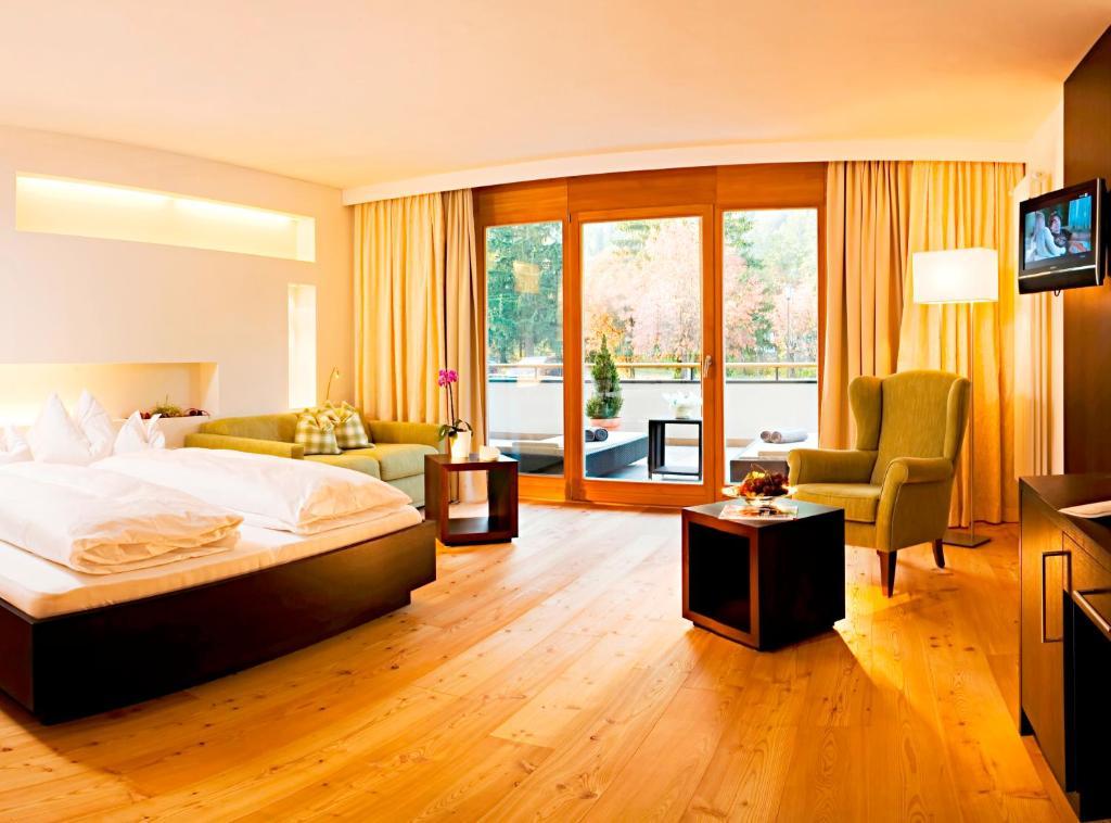 Hotel Monika Sexten Exteriör bild A typical hotel room